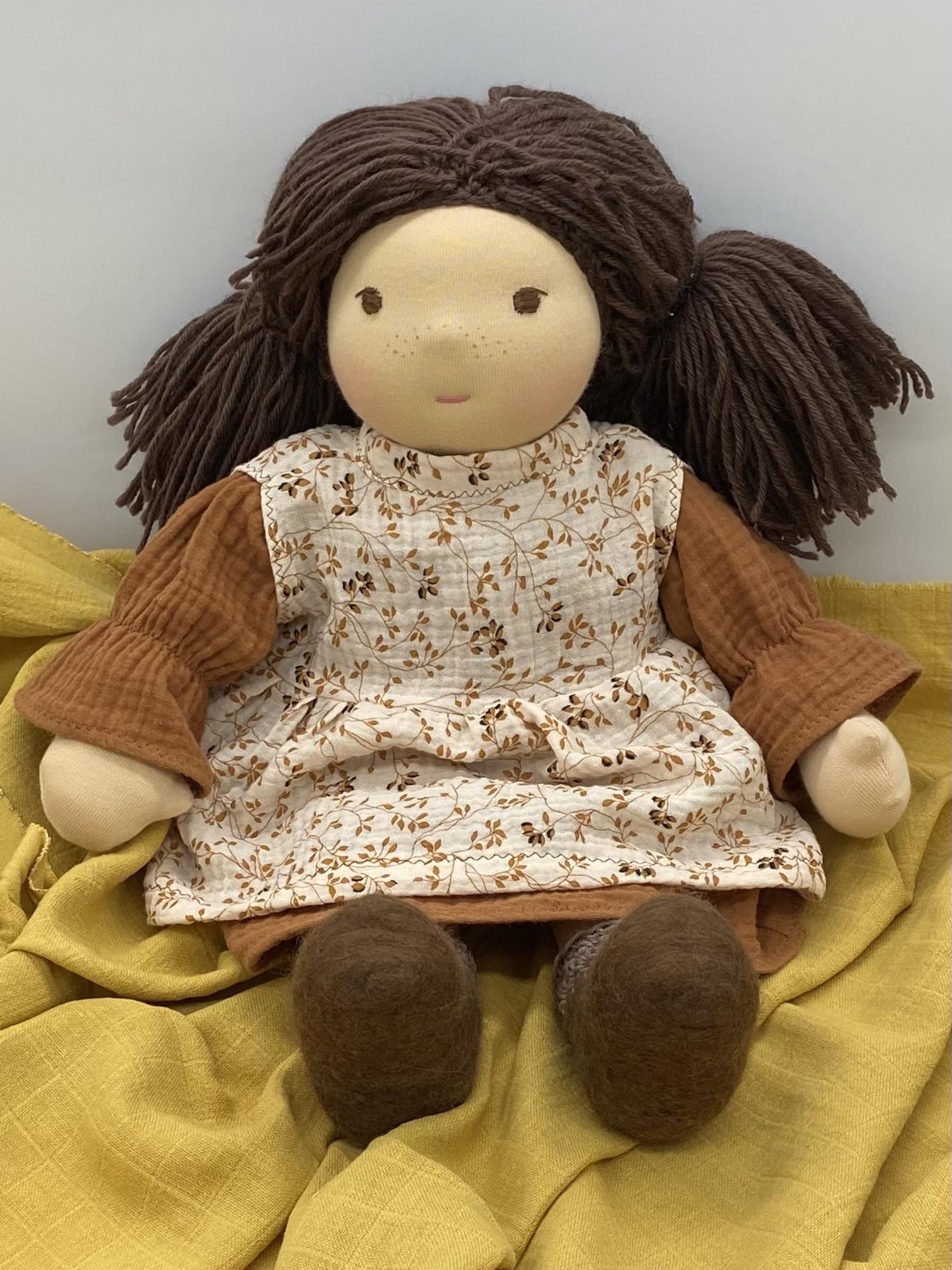 Poupe e brune assise farandolls